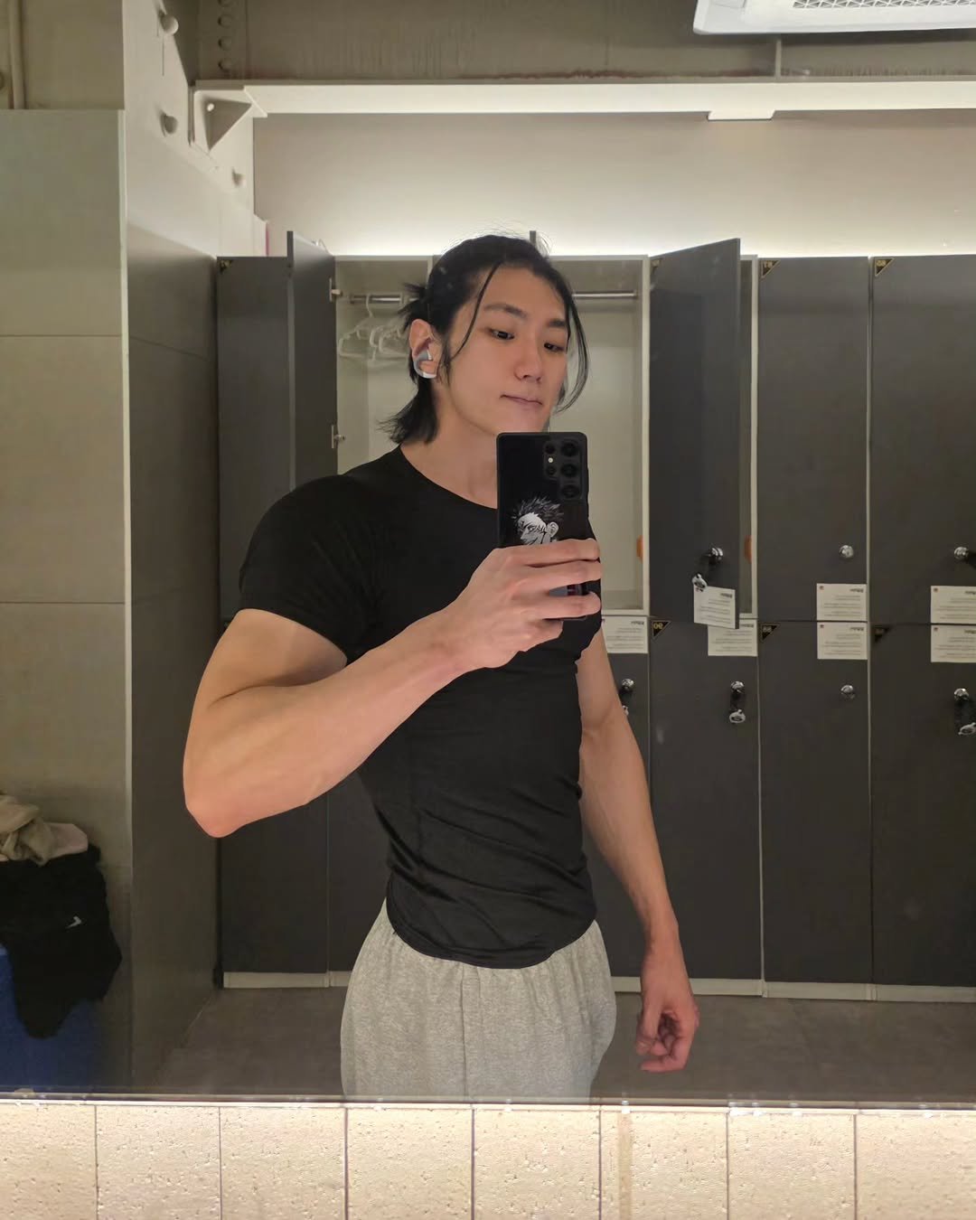 Photo by 이 상현 (박하) on February 17, 2026. May be a selfie of one or more people, biceps, people bodybuilding, sweatpants and text.