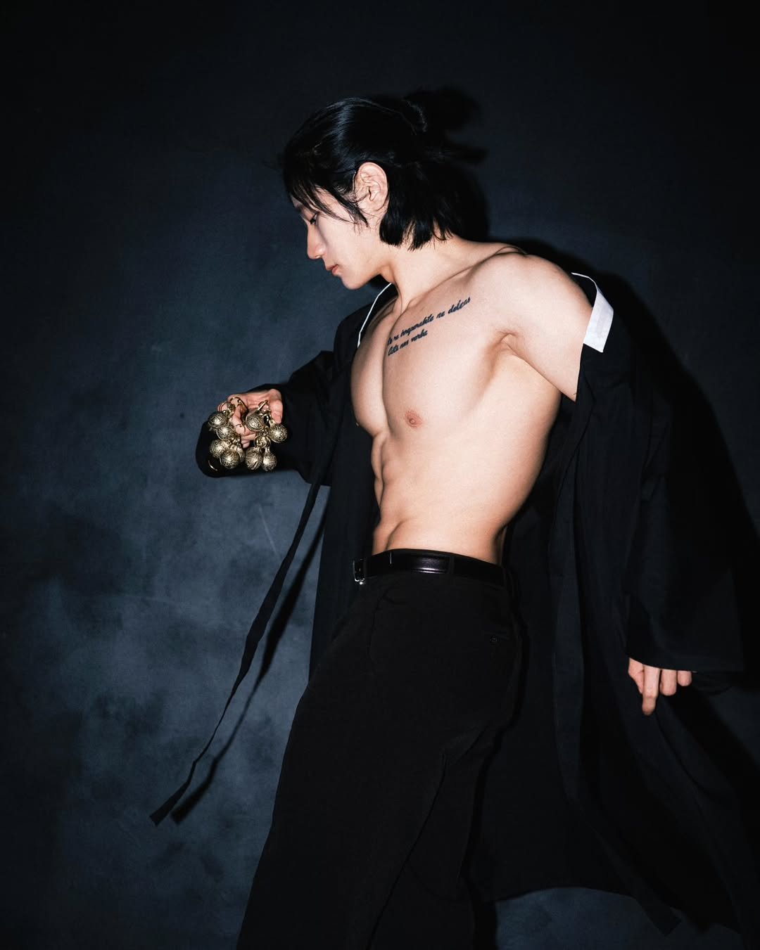 Photo by 이 상현 (박하) on April 26, 2026. May be an image of overcoat, sword, bath robe, cloak, costume, bolo tie and text.