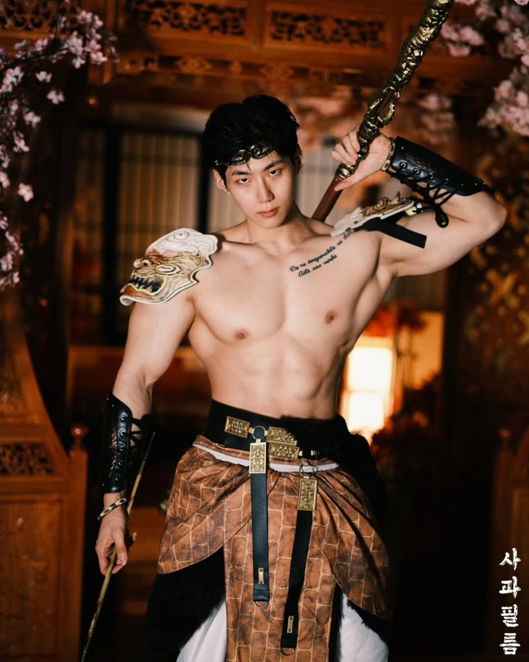 Photo shared by 이 상현 (박하) on May 18, 2025 tagging @apple_film0418, and @rzcosstudio. May be an image of 1 person, biceps, costume, sword and text that says 'ก LCa + 사 파 필 틈'.