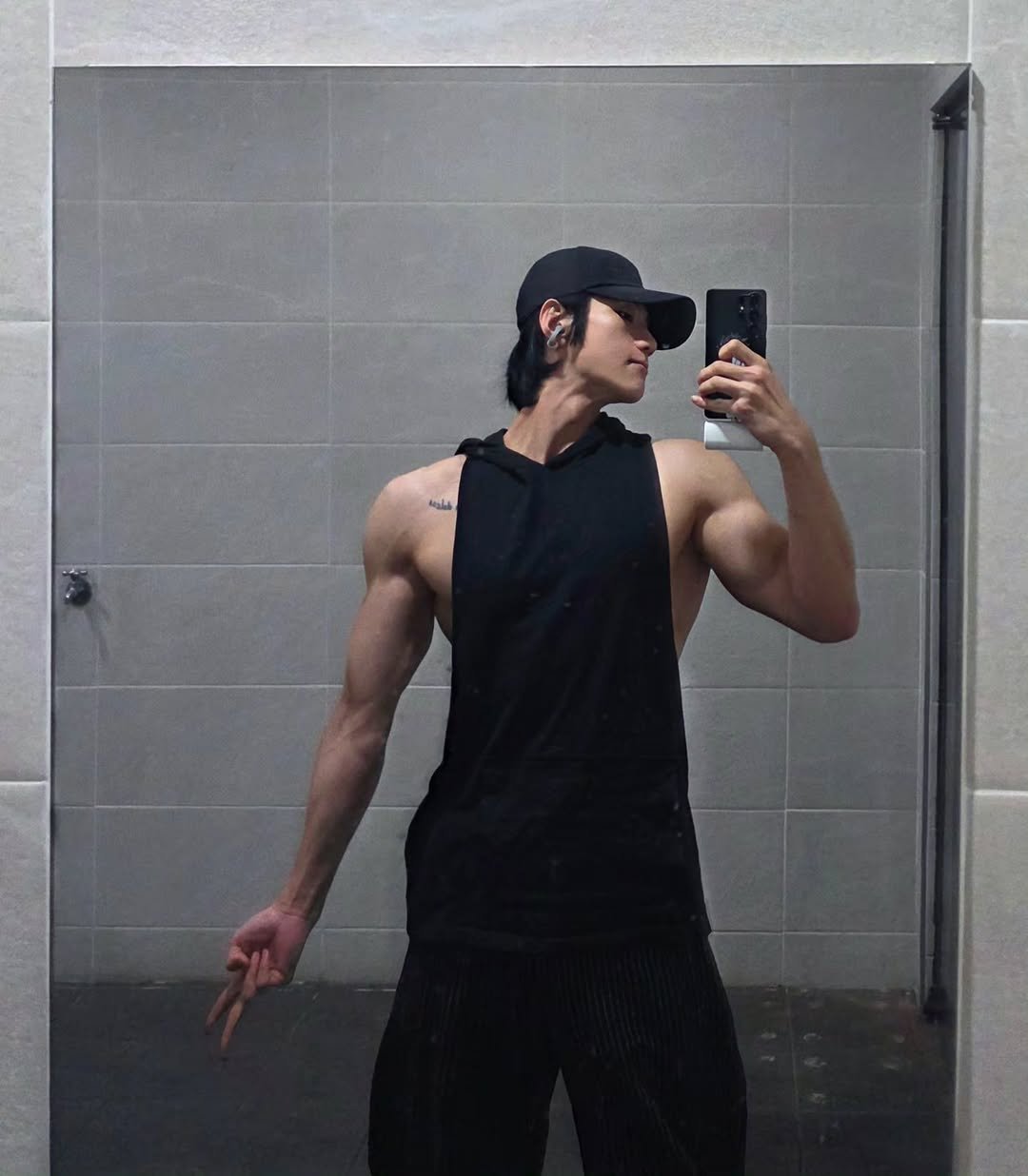 Photo by 이 상현 (박하) on November 30, 2025. May be an image of one or more people, biceps, people bodybuilding, mirror and text.