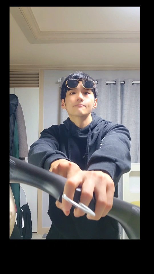 qkrgktkxks 게시물 이미지: 옷걸이 청년🙇‍♂️