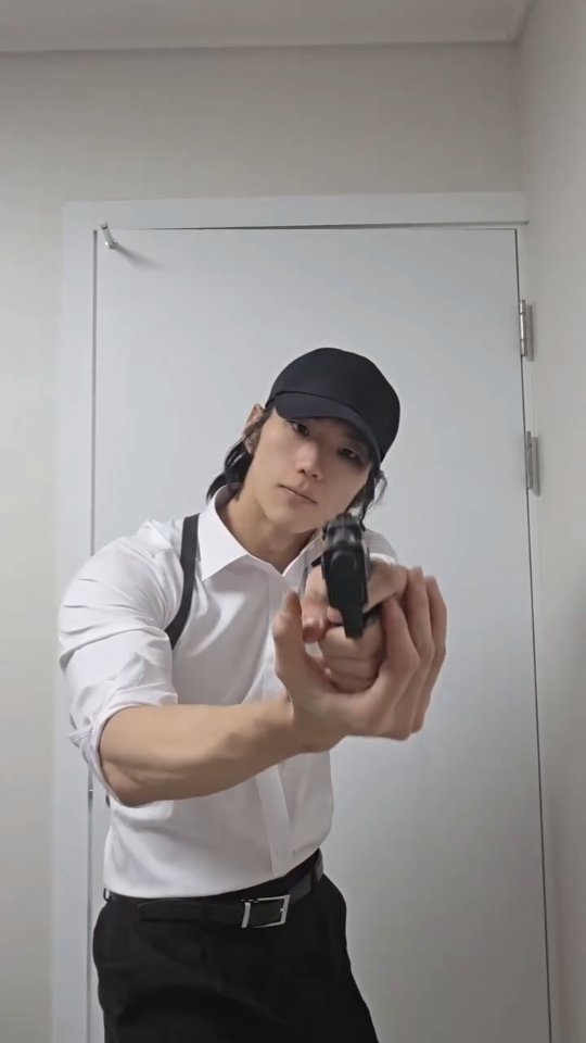 qkrgktkxks 게시물 이미지: 손들고 뒤로돌아