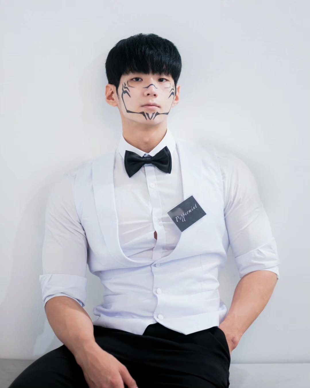 Photo by 이 상현 (박하) on May 05, 2025. May be an image of 1 person, bowtie, bolo tie and text.
