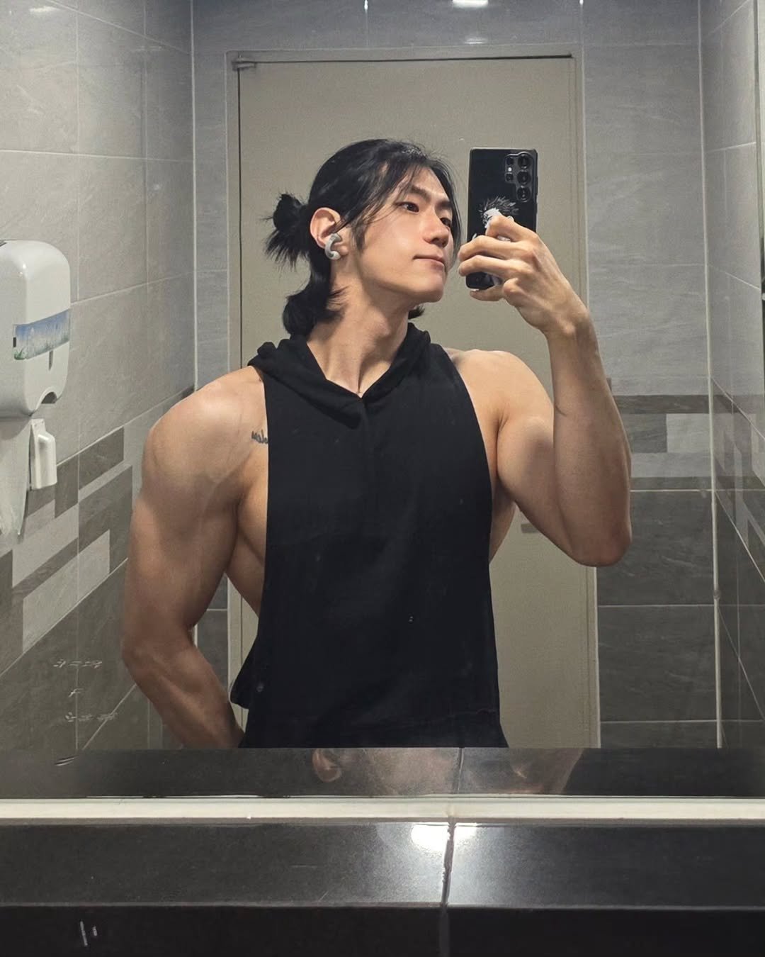 Photo by 이 상현 (박하) on January 20, 2026. May be a selfie of one or more people, biceps, people bodybuilding, tanktop, mirror and text.