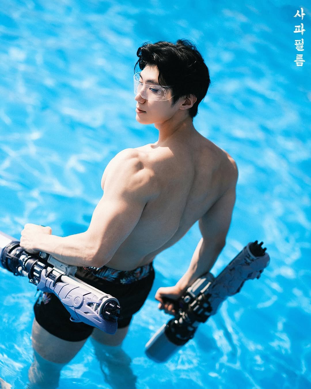 Photo shared by 사과필름 on September 13, 2025 tagging @apple_film0418, and @qkrgktkxks. May be an image of 1 person, biceps, wetsuit, pool and text.