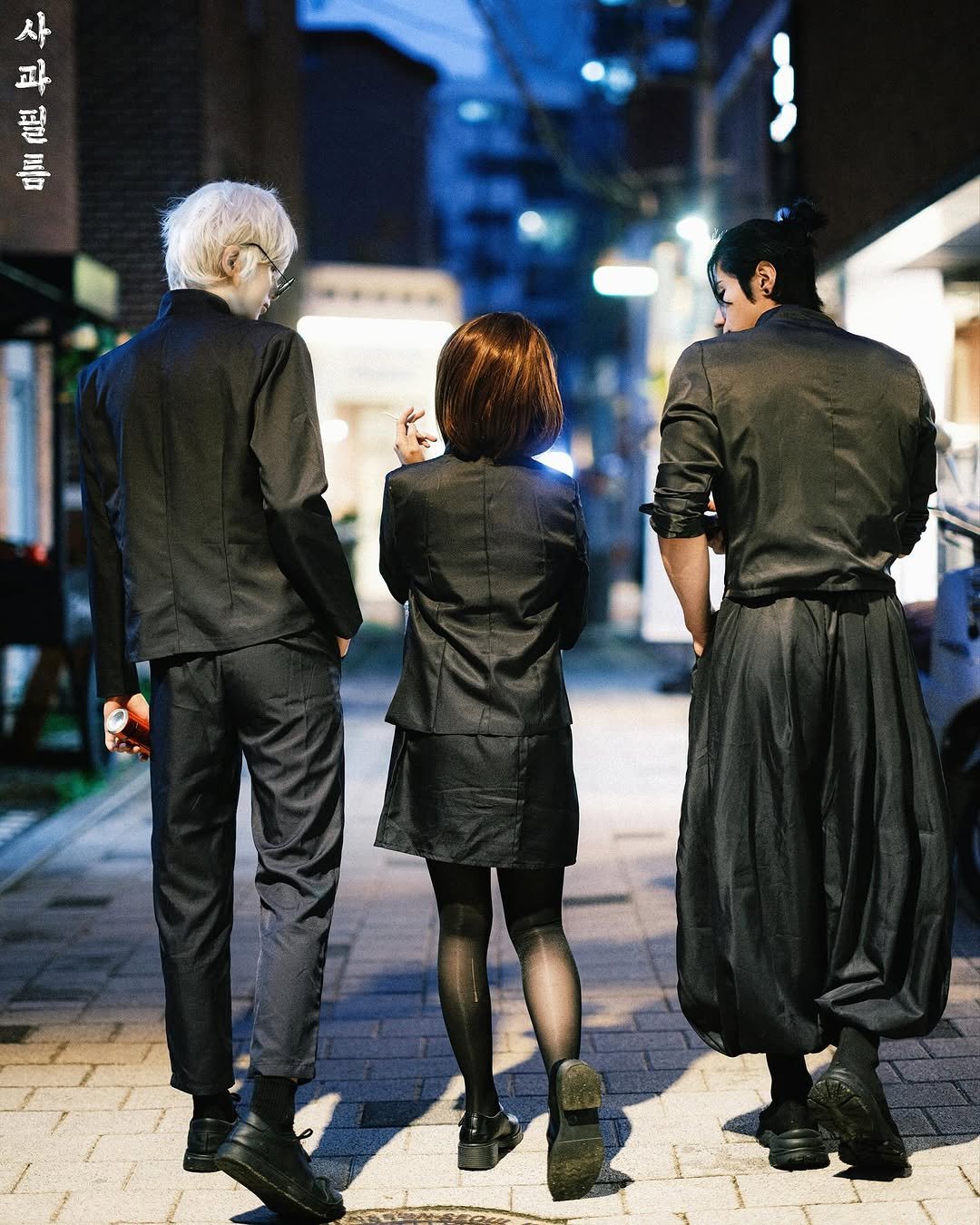 Photo shared by 사과필름 on October 21, 2025 tagging @apple_film0418, @qkrgktkxks, @k._.dkr, and @myfaceisbest. May be an image of one or more people, bangs, duffle coat, overcoat, top, bolo tie and text that says '사 파 필 틈'.