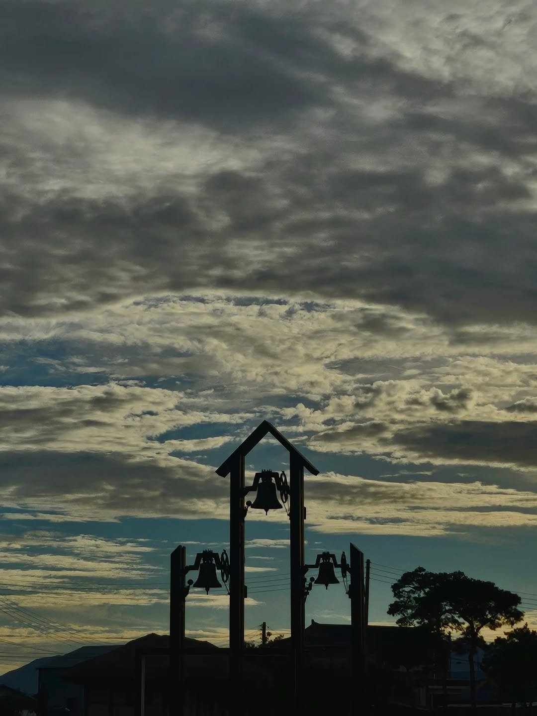 Photo by 서리달 on October 31, 2025. May be an image of birdhouse, cloud, twilight, telephone pole and text.