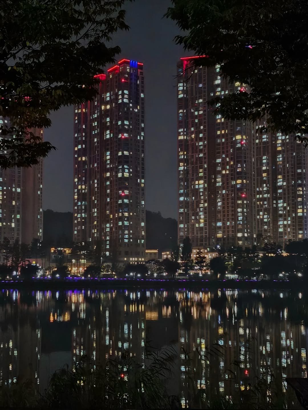 Photo by 서리달 on November 06, 2025. May be an image of twilight, skyscraper, buildings and text.