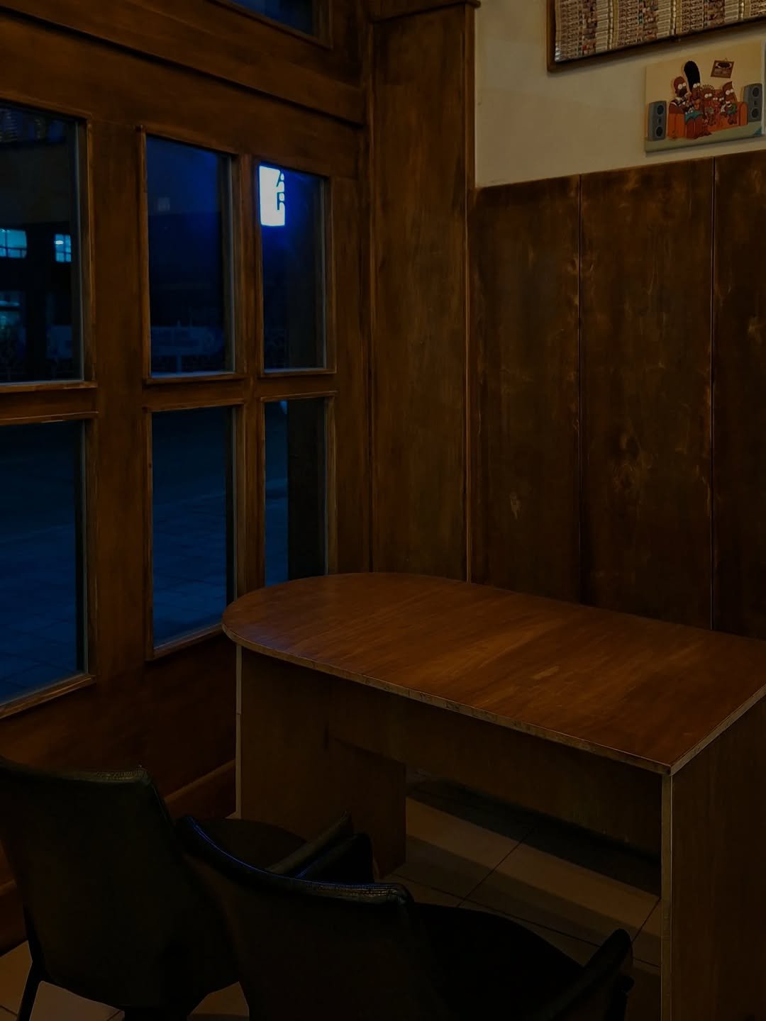 Photo by 서리달 on October 29, 2025. May be an image of table, woodwork, window and text.