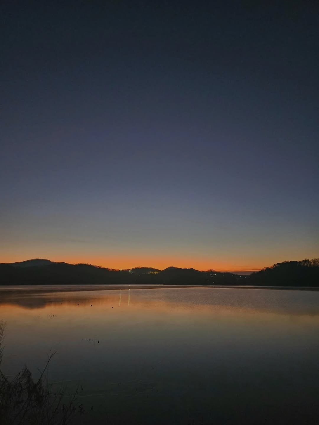 Photo by 서리달 on January 05, 2026. May be an image of horizon, twilight, lake, sky and text.