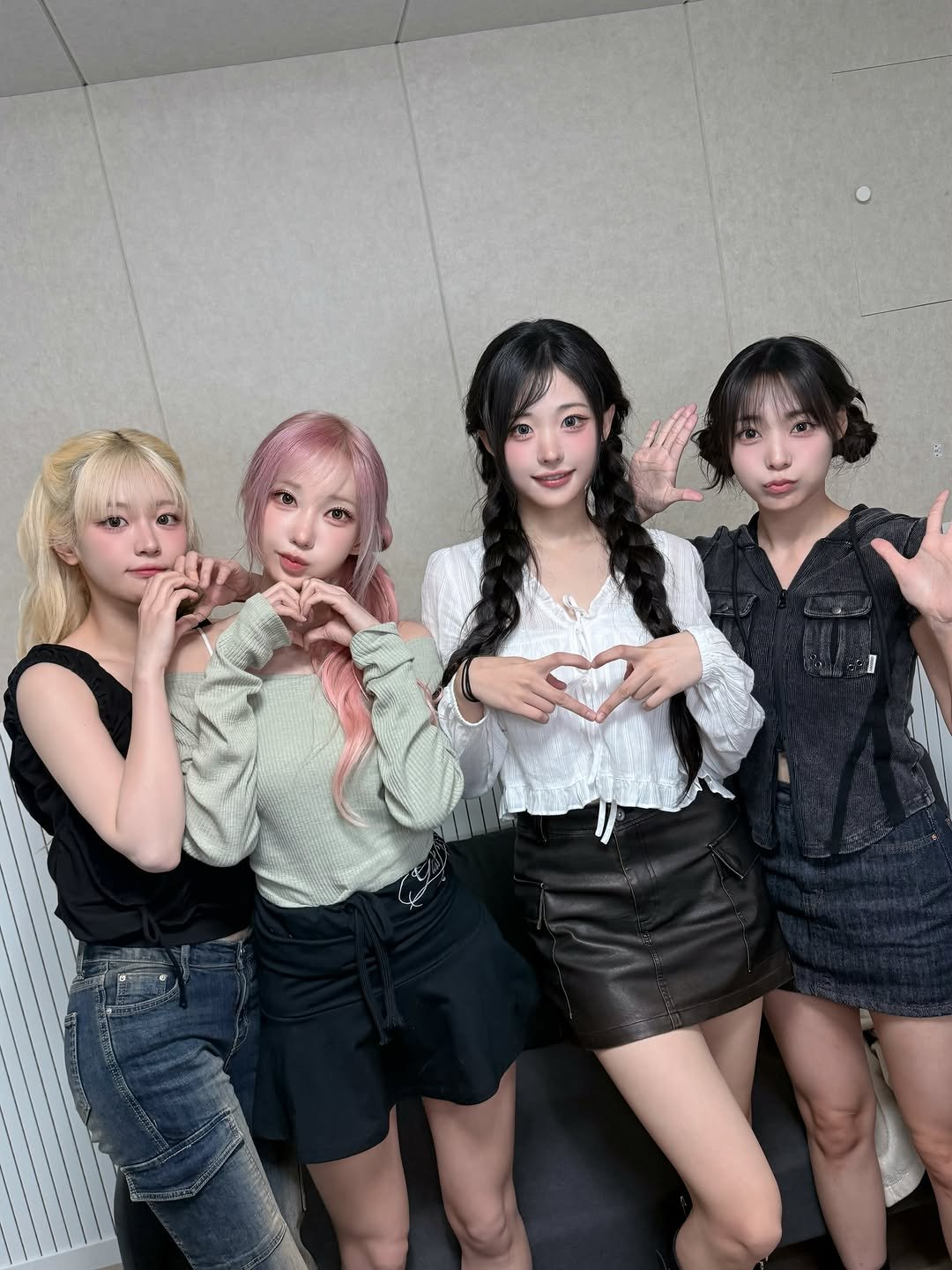 qwerband_official 게시물 이미지: 260606 바위게들과 함께 보낸 주말☀️

#QWER