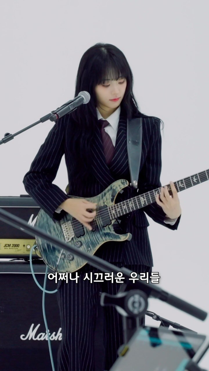 qwermanager 게시물 이미지: 정장+기타+🐱=OK! (미공개 Live Clip - 🎸히나 ver)