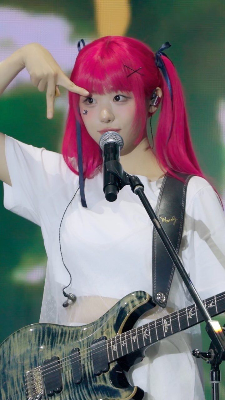 qwermanager 게시물 이미지: 장히나. 목소리, 기타, 표정 모두 유죄🐱🎸
