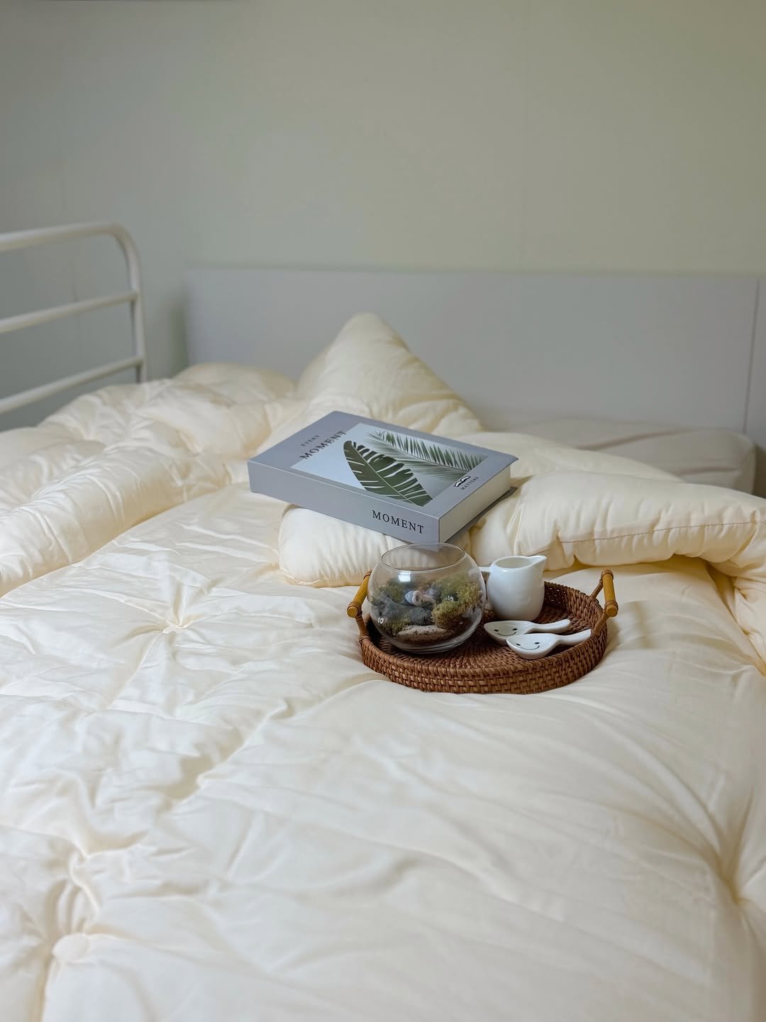 Photo shared by 득템이맘 😁서가람 on January 16, 2026 tagging @fabl_official. May be an image of goosedown coat, headboard, bed, mattress, bedroom and text.