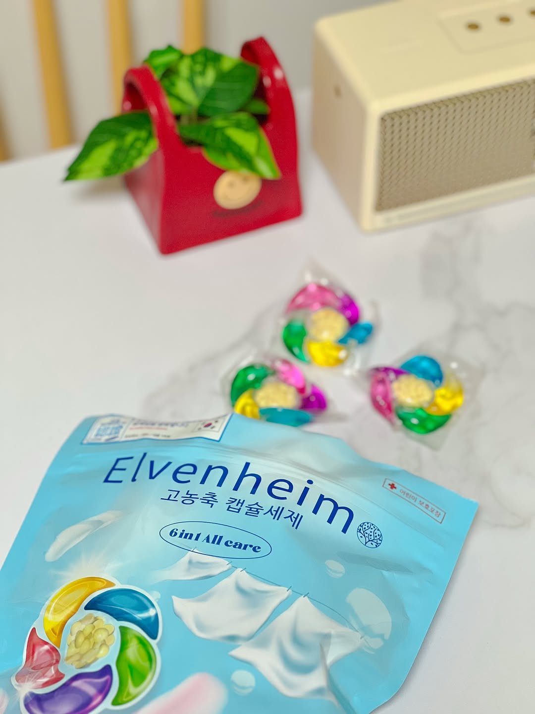 Photo by 득템이맘 😁서가람 on October 15, 2025. May be an image of bubble gum, dental floss, candy, Easter egg and text that says 'O 고농축 Elvenheim 고농축캡술세제 6in 캡슐세제 6in1All 6in1Allcar All care 一花 し酒 어린이 보호 보호로장'.