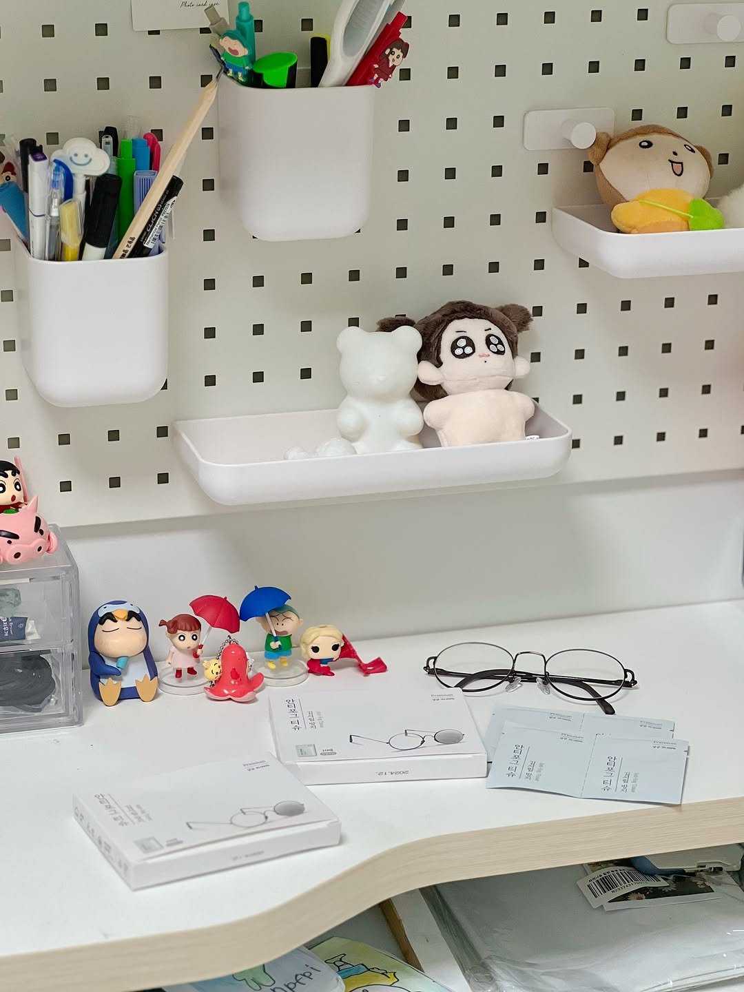 Photo shared by 득템이맘 😁서가람 on October 17, 2025 tagging @sauber_official_. May be an image of pencil case, pegboard, desk, shelf and text.