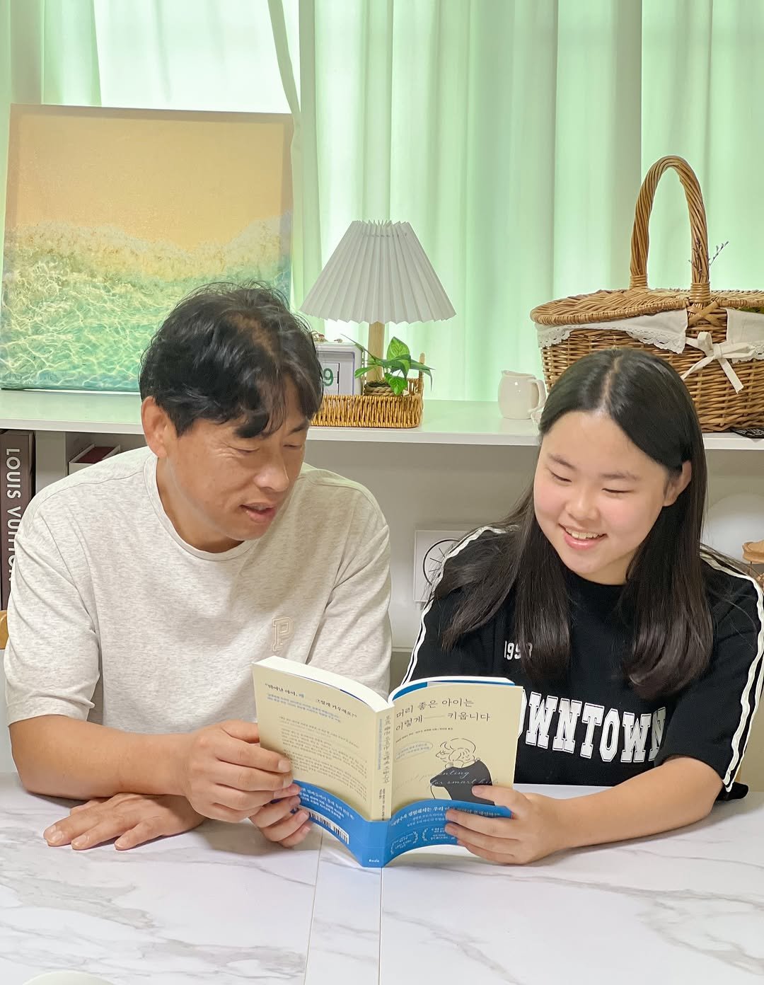 Photo shared by 득템이맘 😁서가람 on August 30, 2025 tagging @wilma.pub. May be an image of 2 people, people studying and text.
