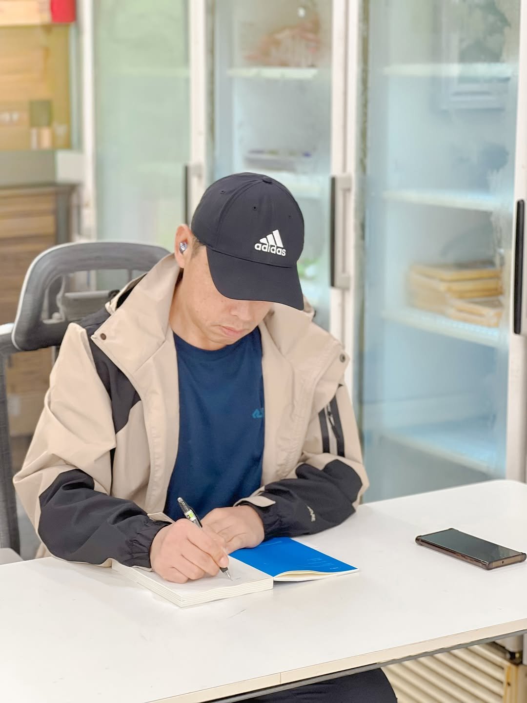 Photo shared by 득템이맘 😁서가람 on October 15, 2025 tagging @chungrim.official. May be an image of studying, duffle coat, hat, beret, parka and text that says 'adidas ..'.