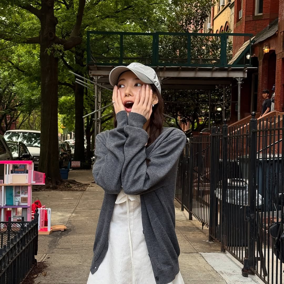Photo by 박민영 Park Min Young on August 19, 2025. May be an image of 2 people, child, duffle coat, overcoat, sleepwear, goosedown coat, hat, parka, fleece, bath robe, bowler hat and text.