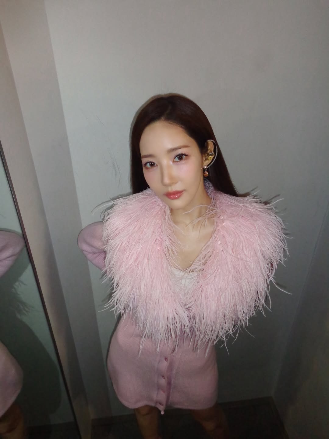 Photo by 박민영 Park Min Young on November 28, 2025. May be an image of one or more people, hair, goosedown coat and top.