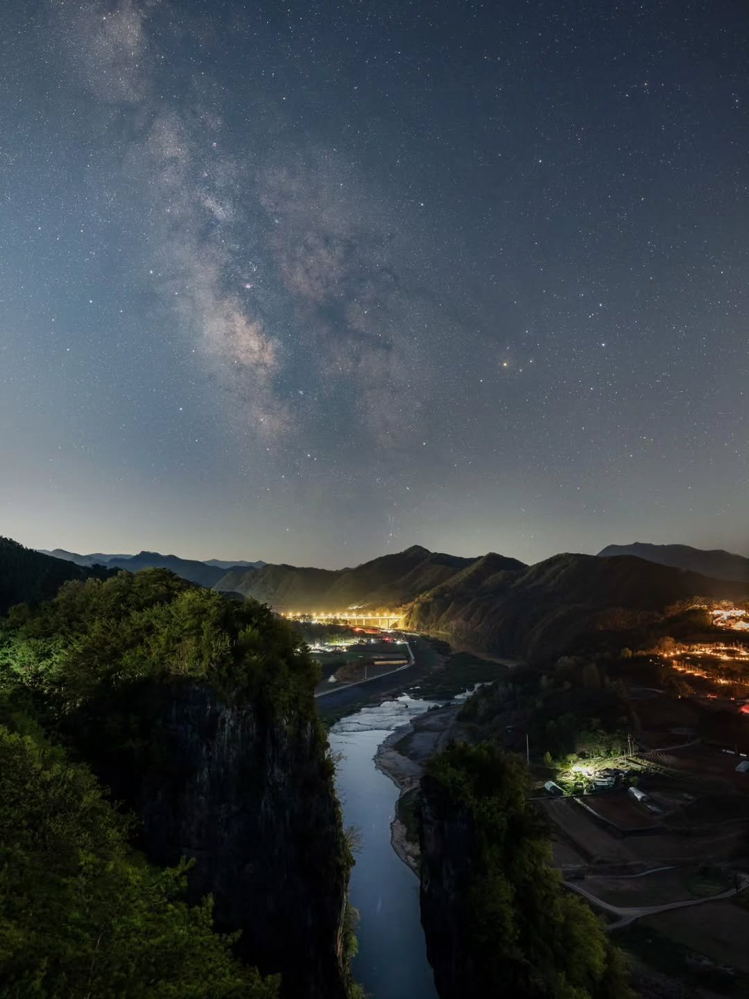 Photo by 래구월드 - 정래구 on April 25, 2026. May be an image of outdoors and text.