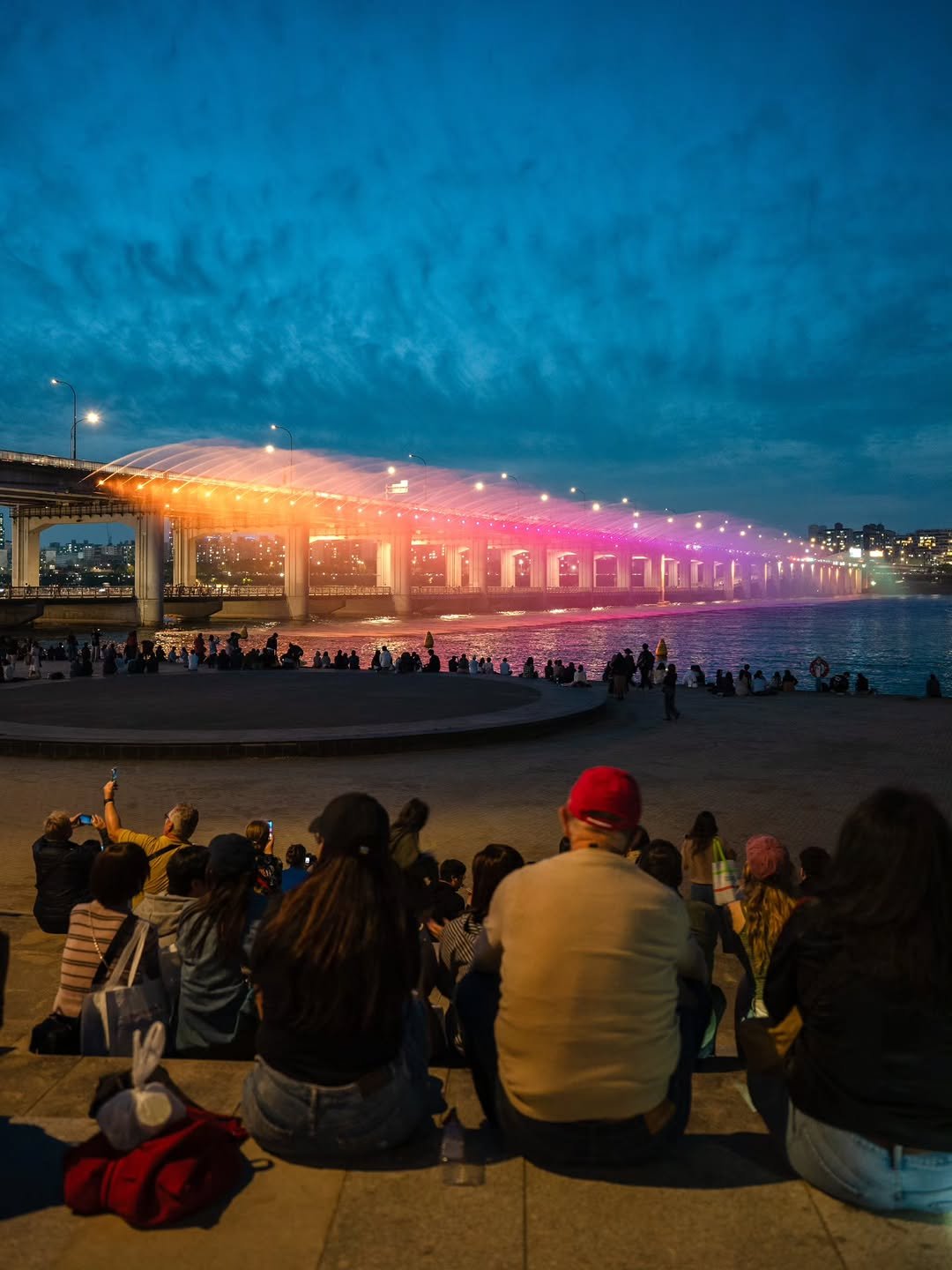 Photo by 래구월드 - 정래구 on April 16, 2026. May be an image of one or more people, crowd and text.