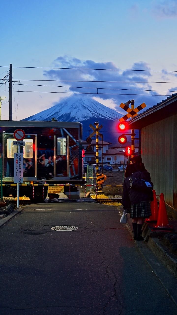 raegu9 게시물 이미지: 일본 작은 마을의 하교길 🥺

📍가와구치코 에키

현지인들은 후지산을 어떻게...