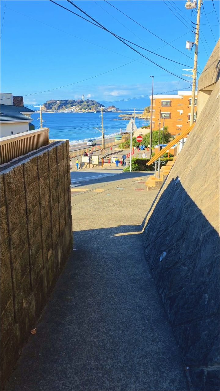 raegu9 게시물 이미지: 골목을 벗어나면 펼쳐지는 감성 가득한 가마쿠라 😄👍

겨울 바다와 전철이 함께...