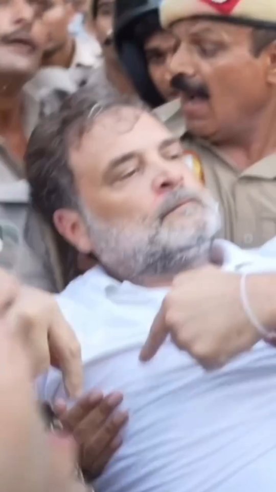 rahulgandhi 게시물 이미지: लहू में भीगे
तमाम मौसम
गवाही देंगे कि 
तुम...