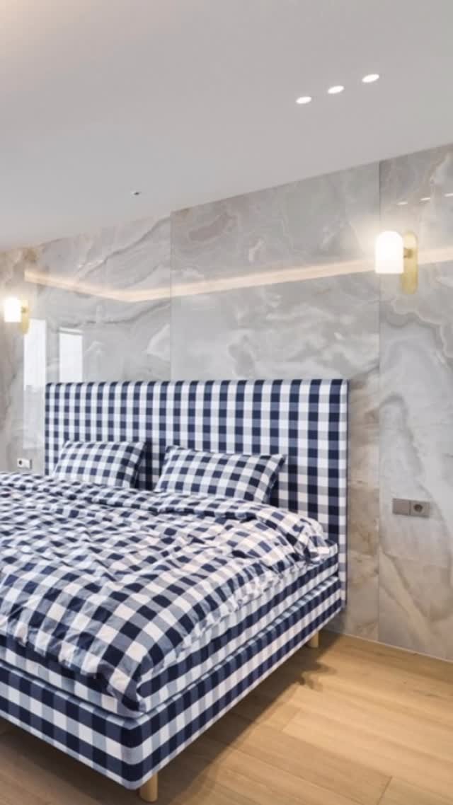 rainbow.design_interior 게시물 이미지: .
넉넉한 사이즈의 방은
침대를 중심으로
차분하게 구성되어 있어요.
낮은...