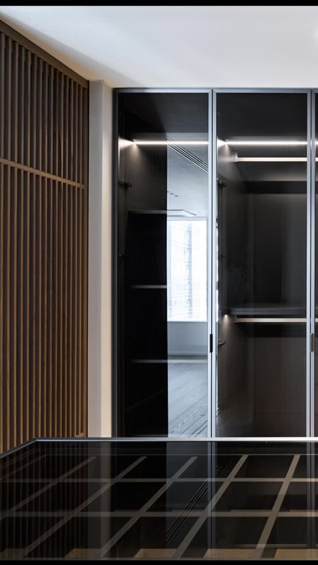 rainbow.design_interior 게시물 이미지: 빛과 어둠이 공존하는 공간,
절제된 미학으로 완성된 드레스룸입니다.
유리와 금속,...