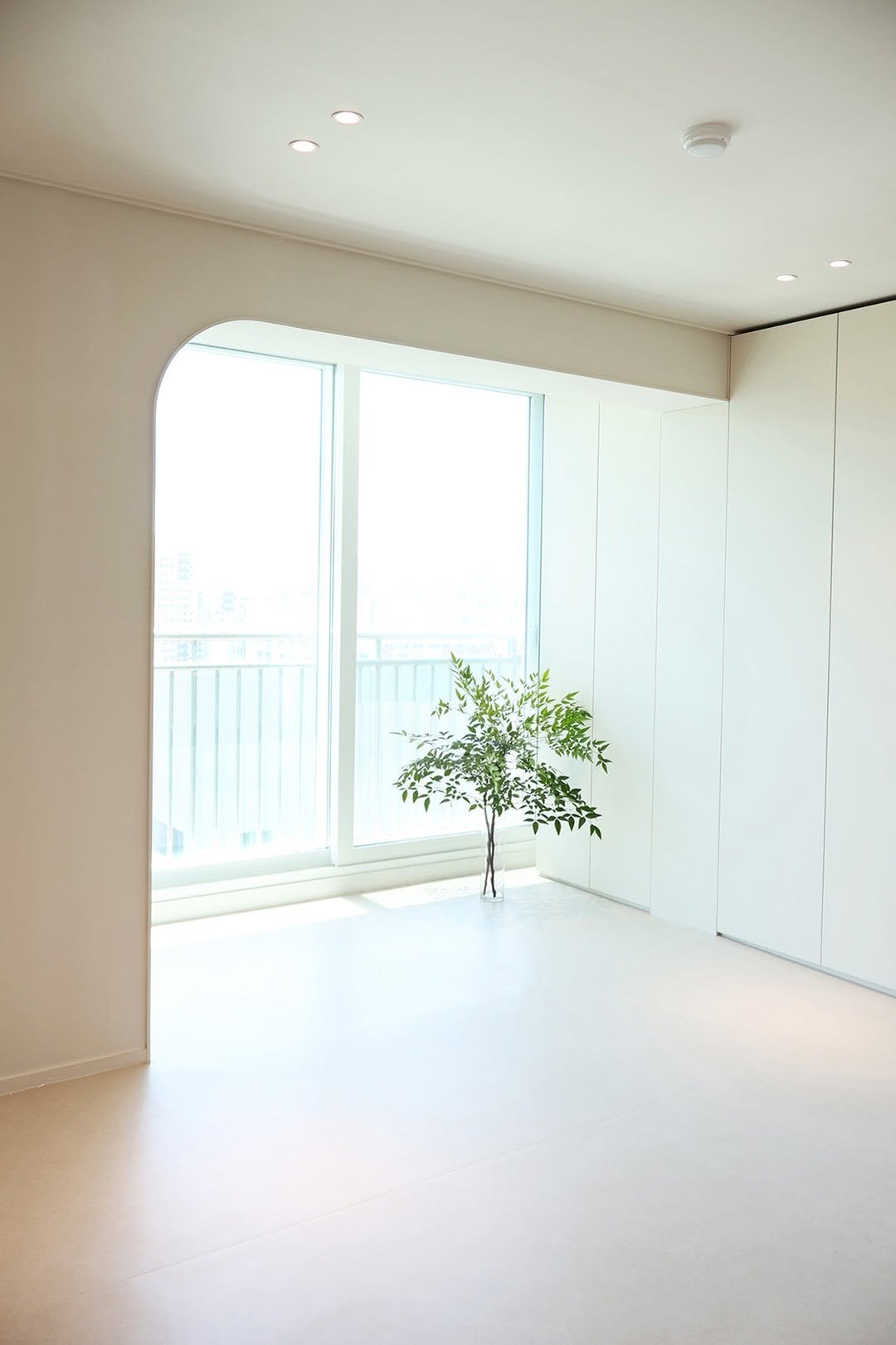 rainbow.design_interior 게시물 이미지: 화이트 같지만,
포그그레이가 빛과 만나
따뜻하고 깔끔한 공간을...