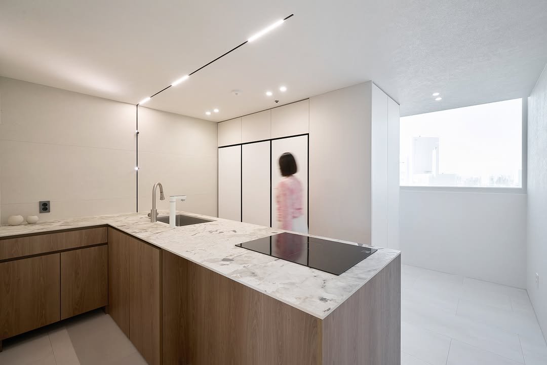 Photo by 레인보우디자인 | 강남인테리어 | 아파트인테리어 | 하이엔드인테리어 on December 22, 2025. May be an image of sink, lighting, indoors, kitchen and text.