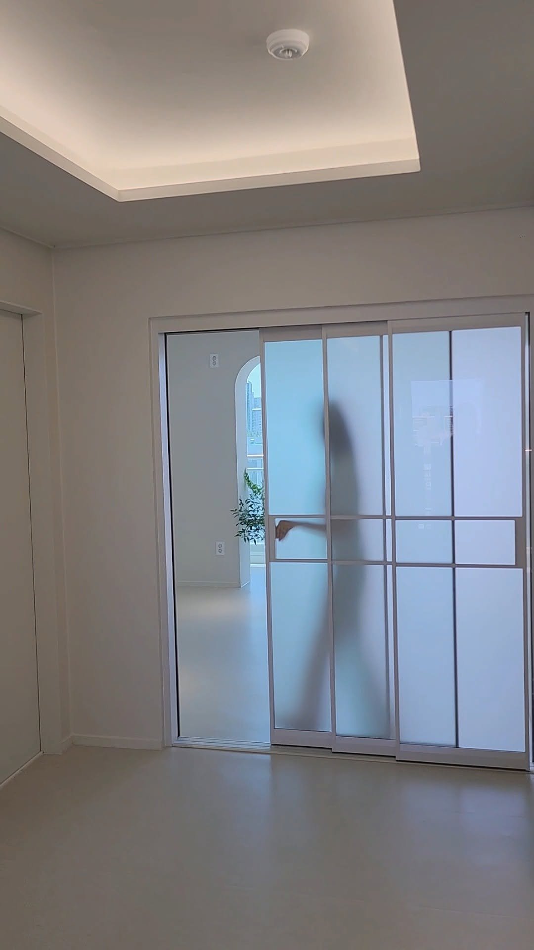 rainbow.design_interior 게시물 이미지: LX 뷰프레임 창호로 교체하고,
고정하지 않은 3연동 미스트 중문으로
빛과 공기가...