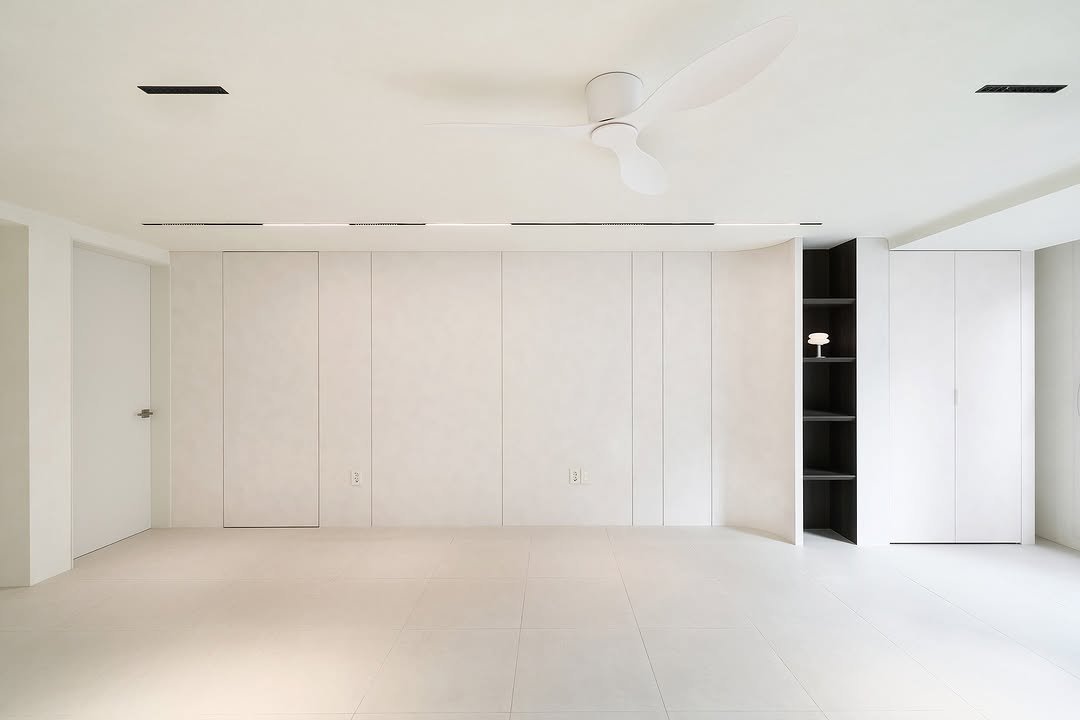 Photo by 레인보우디자인 | 강남인테리어 | 아파트인테리어 | 하이엔드인테리어 on March 24, 2026. May be an image of lighting, sliding door, indoors and text.