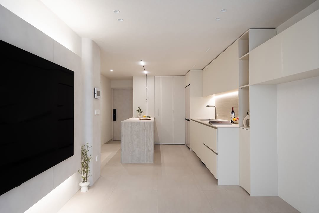 rainbow.design_interior 게시물 이미지: .
세월의 흔적이 고스란히 남아있던 복도식 구축 19평 아파트.
공간을 단순히...