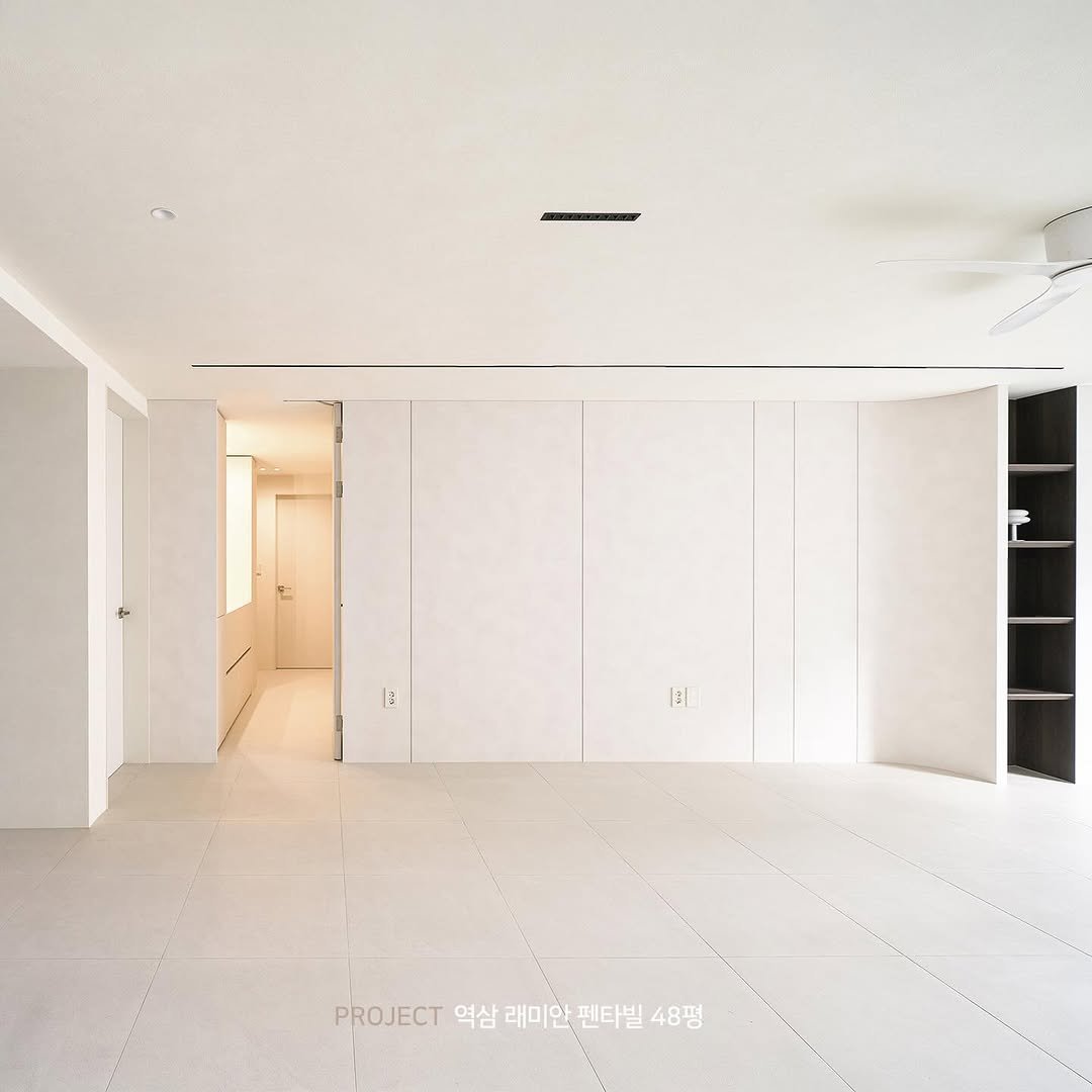 Photo by 레인보우디자인 | 강남인테리어 | 아파트인테리어 | 하이엔드인테리어 on April 14, 2026. May be an image of furniture, indoors, sliding door and text.