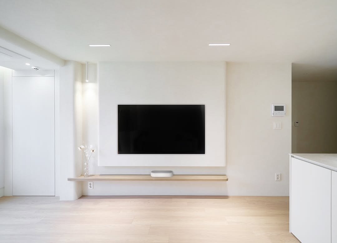 rainbow.design_interior 게시물 이미지: .
🎬 성수동 27년 구축의 대변신! 25평 미니멀 신혼집

"겉은 미니멀하게,...