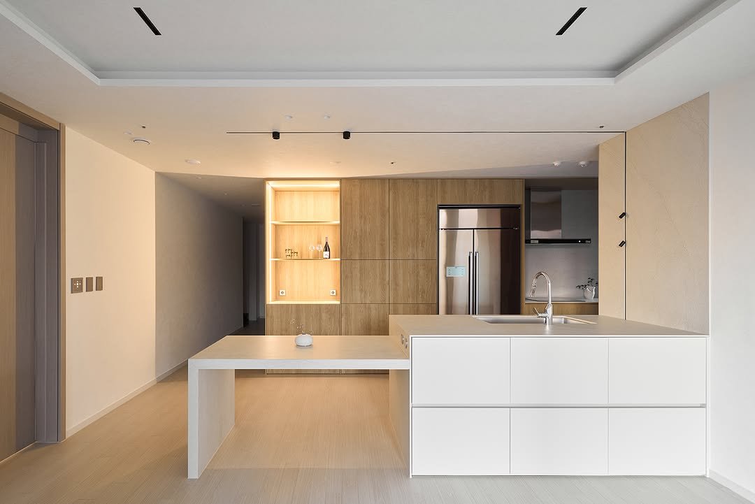 Photo by 레인보우디자인 | 강남인테리어 | 아파트인테리어 | 하이엔드인테리어 on December 31, 2025. May be an image of lighting, countertop, indoors, kitchen and text.