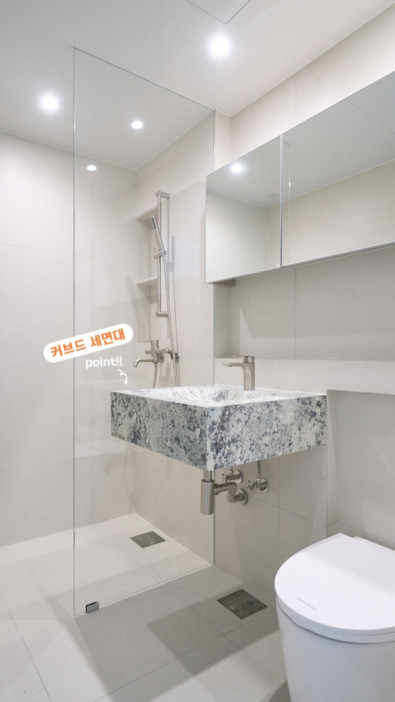 rainbow.design_interior 게시물 이미지: 너무 작았던 욕실,
구획을 꼼꼼히 설계하고
커브드 타일 세면대 하나로
심플함과...