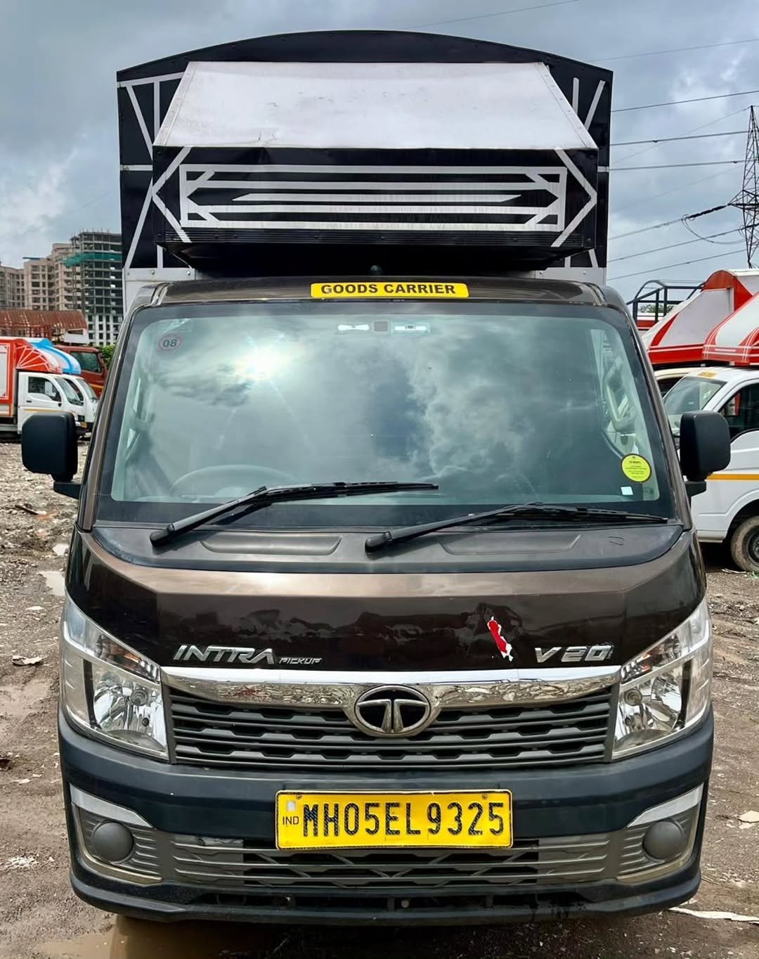 Photo by RAJ MOTORS, मुंबई on September 03, 2025. May be an image of van, bus, truck, rack, outdoors and text that says 'GOODS GOODSCARRIER CARRIER 08 --- 吉 MT הבפם NIRA MERDTE VEU IND MH05EL9325 9325'.