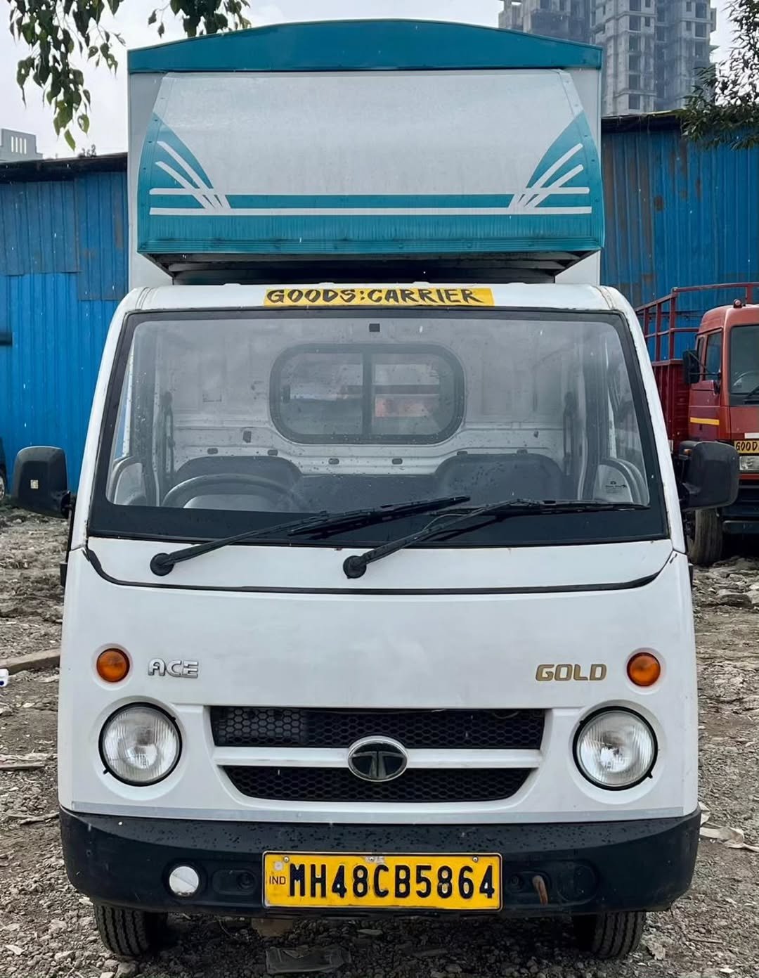 Photo by RAJ MOTORS, मुंबई on October 17, 2025. May be an image of van, service vehicle, minivan, shuttle bus, truck, bus and text that says 'и GOODS:CARRIER :CARRIER BE คค CH GOLD IND MH485864'.