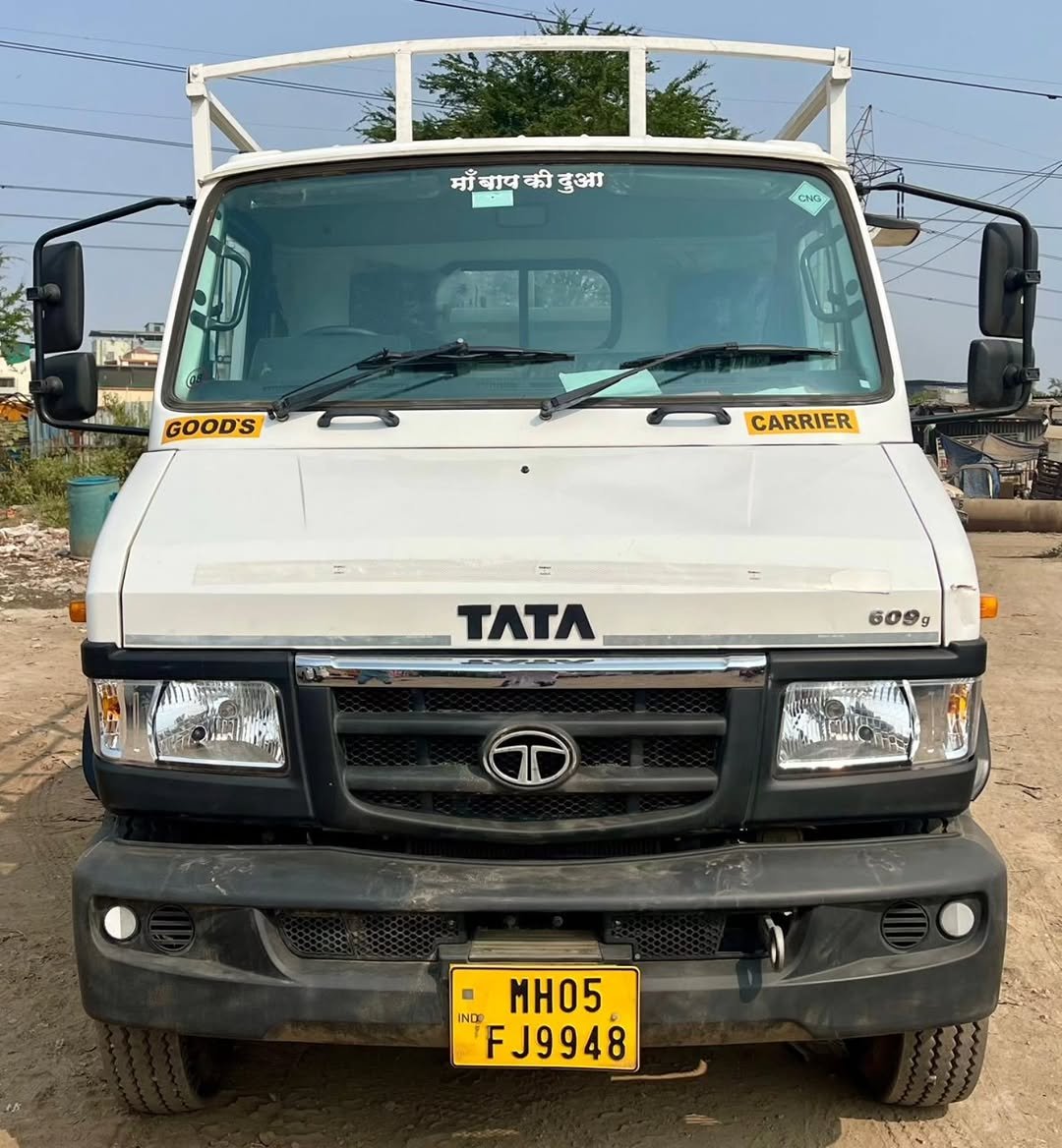 Photo by RAJ MOTORS, मुंबई on December 03, 2025. May be an image of van, bus, truck, windshield and text that says 'माँबापकीदु ँबाय की दुआ CHG வீல 龍 IDE GOOD'S CARRIER TATл 609g INDO 'FJ9948 MH05'.