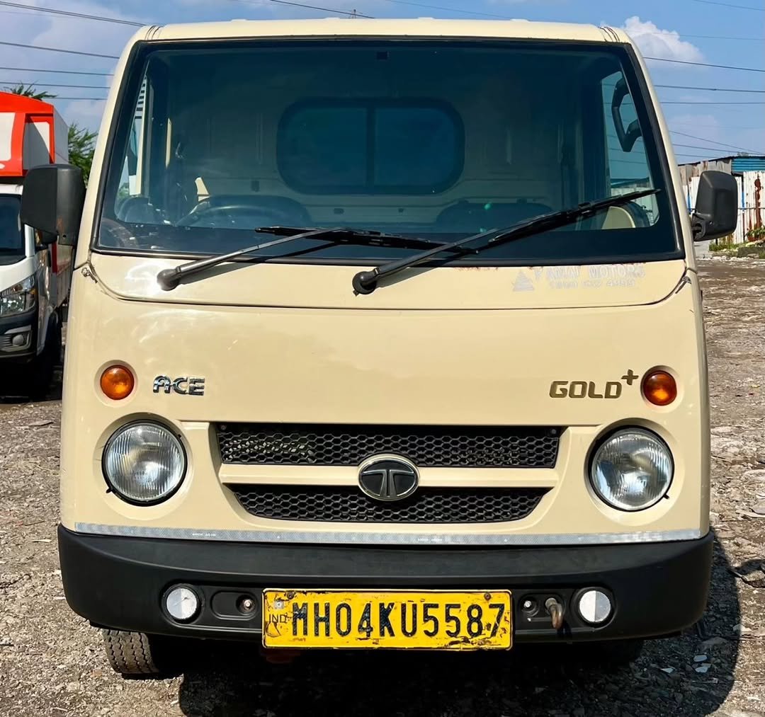 Photo by RAJ MOTORS, मुंबई on October 22, 2025. May be an image of van, windshield, truck, minivan, bus, shuttle bus and text that says 'T 9 我CE GOLD 045587'.