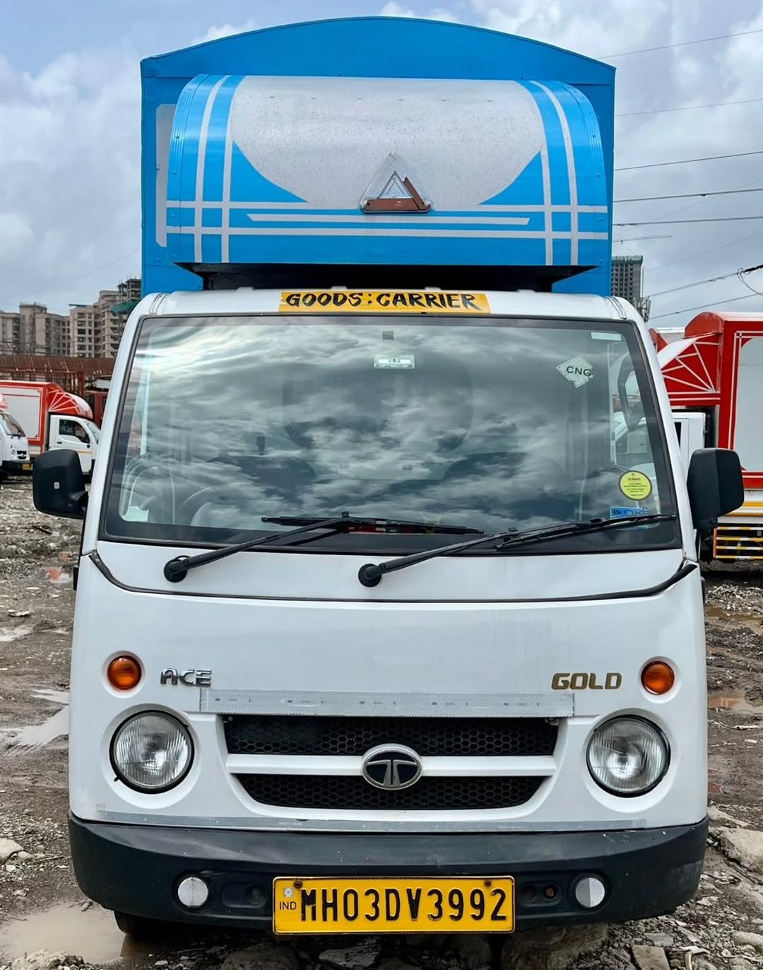 Photo by RAJ MOTORS, मुंबई on September 04, 2025. May be an image of van, shuttle bus, bus, rack, truck, outdoors and text that says 'GOODS:GARRIER GOODS: :GARRIER コドー CNC ACE GOLD IND MH03DV3992'.