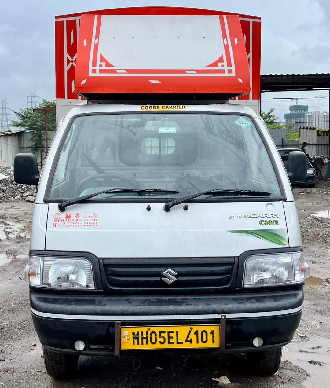 Photo by RAJ MOTORS, मुंबई on September 06, 2025. May be an image of service vehicle, van, minivan, truck and text that says 'GOODSCARRIER GOODS CARRIER CNG 当$局 PRAKAD ငလ SUPLLCARRY اشعئد CARRY CNG IND MH05EL410 4101'.