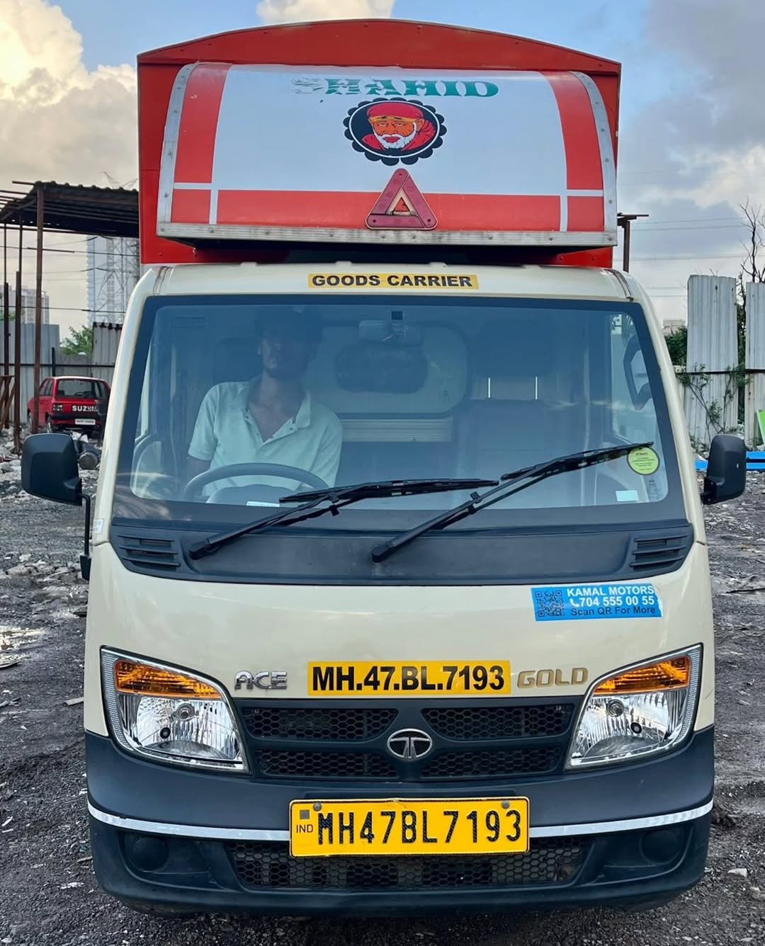 Photo by RAJ MOTORS, मुंबई on August 25, 2025. May be an image of 1 person, van, ambulance, shuttle bus, truck, bus and text that says '誕THD GOODS GOODSCARRIER CARRIER SUz MOTORS L704 0704 555 00 2H431 1E8K74550055 scan RF TM FICE MH.47.BL.7193 GOLD N IND IND MH47BL7193'.
