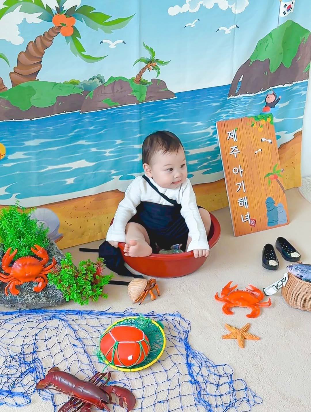 Photo shared by 1일1도하🖤 on February 21, 2026 tagging @rang_rang_bebe, and @ramiii_eo. May be an image of baby, beach ball, lego, picnic and text.