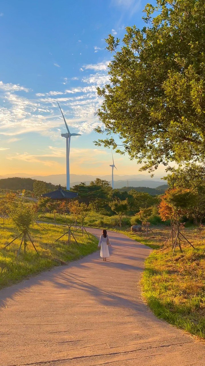 ramiii_eo 게시물 이미지: 경주 노을 보러 가야하는 이유,,🧡🧡

예쁜 노을과 풍차, 그리고 힐링되는...