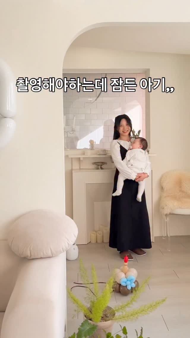 ramiii_eo 게시물 이미지: 촬영시간은 정해져있는데 한잠 든 아기,,
너무 잘자니까 깨울 수도 없고 ㅠ

이런...